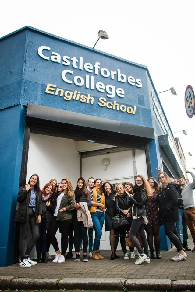 Bâtiment et étudiants de Castleforbes College à Dublin
