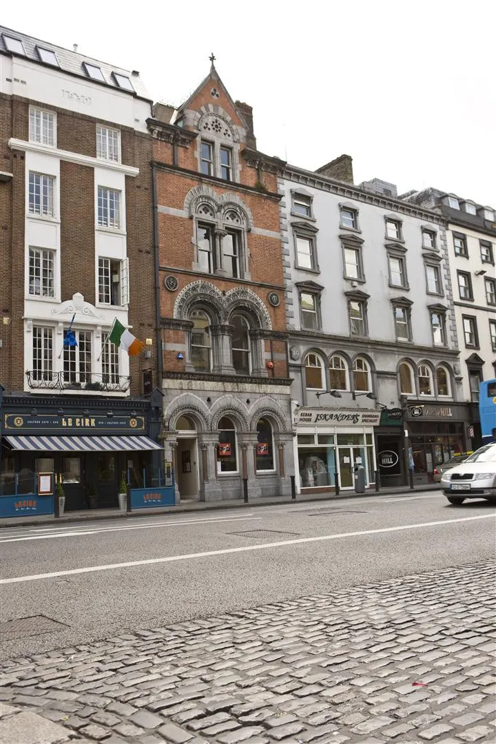 Façade du centre CES Dublin dans Dame Street