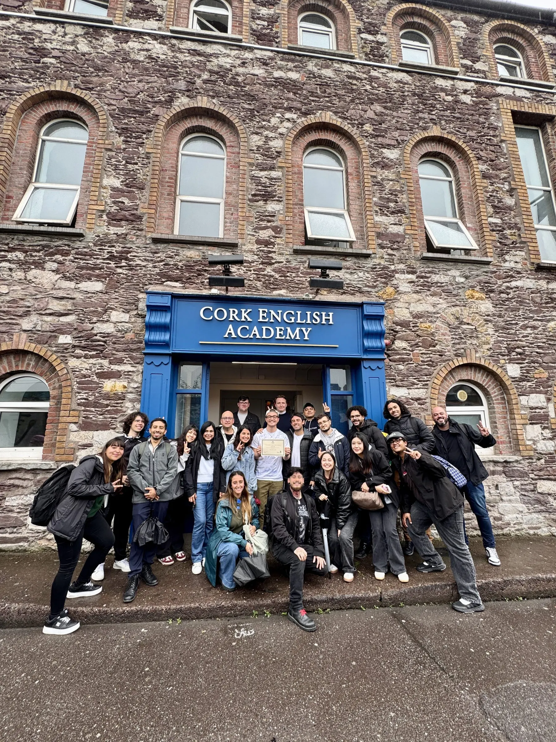 Cork English Academy - 03 eleves devant ecole